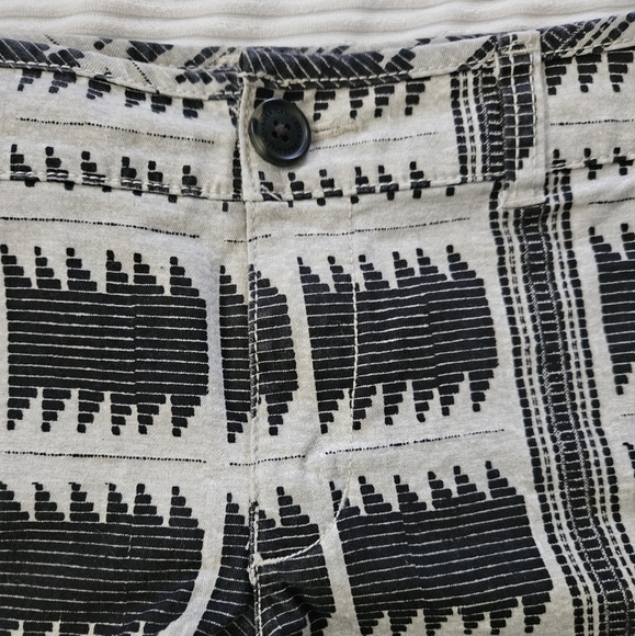 American Eagle Black and Cream Aztec  Patterned Women's Shorts Size 6 - Picture 2 of 6